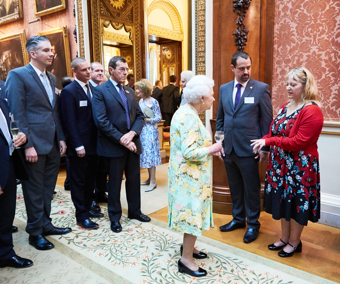 Aidan en Andy, onze CEO en COO, ontmoeten de Koningin in Buckingham Palace