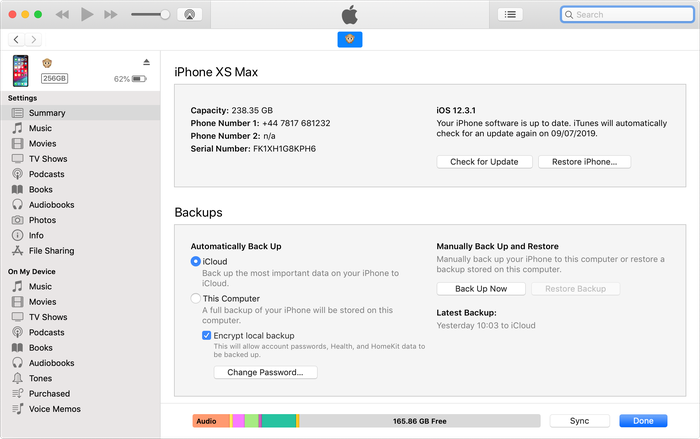 Um dispositivo iOS conectado ao iTunes